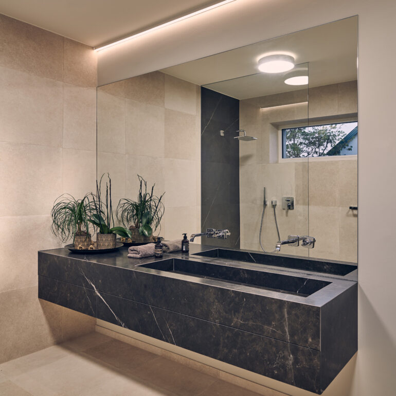 Badezimmer, Waschtisch in Steinoptik, Einfamilienhaus Burgenland, Neufeld an der Leitha, Architektenhaus Burgenland
